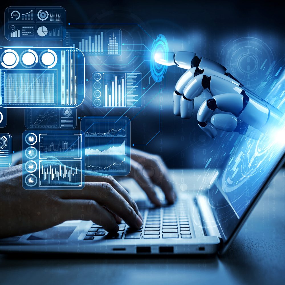 Digitalizácia podnikania, notebook s ľudskými rukamia robotickou rukou vstupujúcou z notebooku